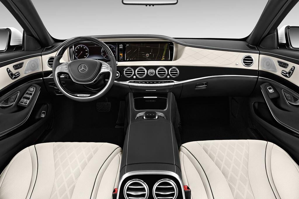 Mercedes S-Class (Baujahr 2015) Maybach 4 Türen Cockpit und Innenraum