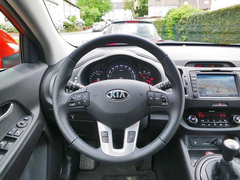 Das Cockpit des Kia Sportage 2.0 CVVT AWD.
