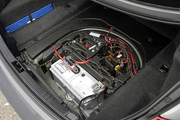 Batterie: Gewicht auf der Hinterachse. Wegen Runflatreifen kein Ersatzreifen