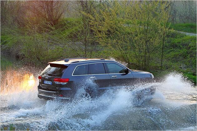 Nicht nur für die Straße gemacht: Auch abseits befestigter Wege schlägt sich das SUV tapfer