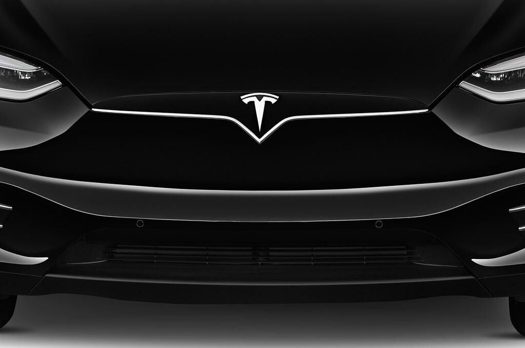 Tesla Model X (Baujahr 2017) 75D 5 Türen Kühlergrill und Scheinwerfer