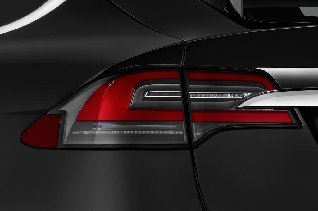 Tesla Model X (Baujahr 2017) 75D 5 Türen Rücklicht