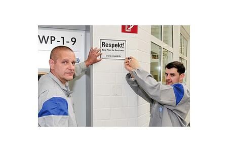 450 „Respekt!“-Schilder gegen Rassismus im VW-Werk  Wolfsburg aufgehängt