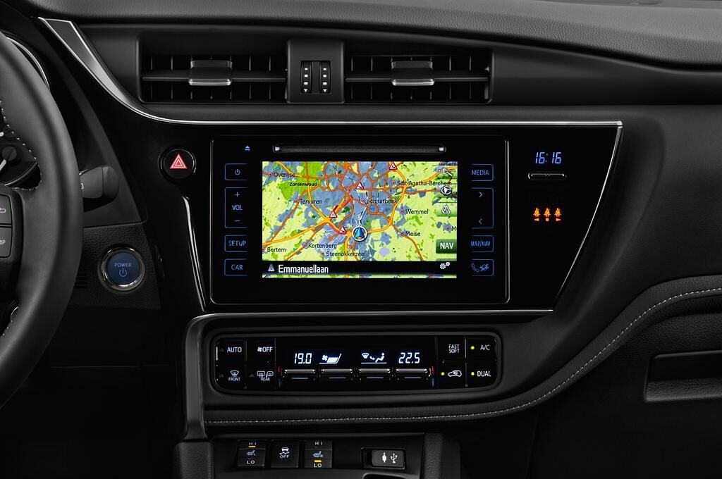 Toyota Auris (Baujahr 2015) Executive 5 Türen Mittelkonsole