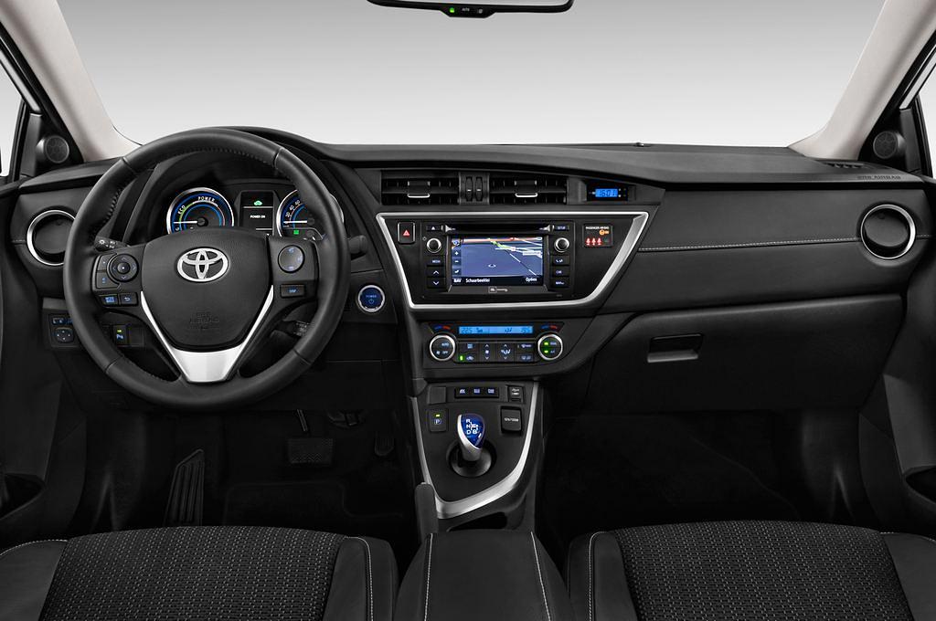 Toyota Auris Hybrid Touring Sports (Baujahr 2014) Executive 5 Türen Cockpit und Innenraum