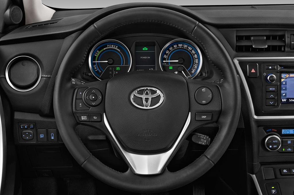 Toyota Auris Hybrid Touring Sports (Baujahr 2014) Executive 5 Türen Lenkrad
