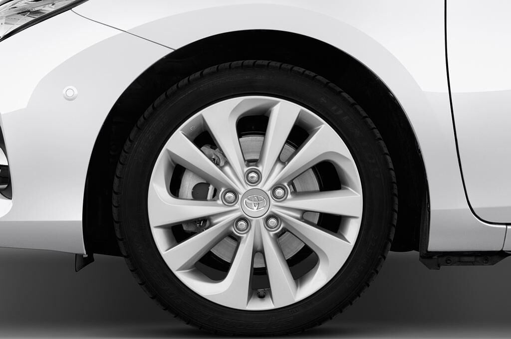 Toyota Auris Hybrid Touring Sports (Baujahr 2014) Executive 5 Türen Reifen und Felge
