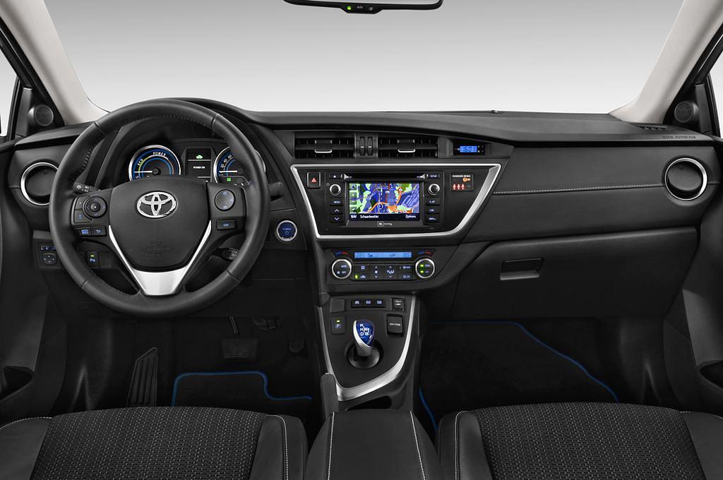 Toyota Auris Hybrid (Baujahr 2013) Executive 5 Türen Cockpit und Innenraum