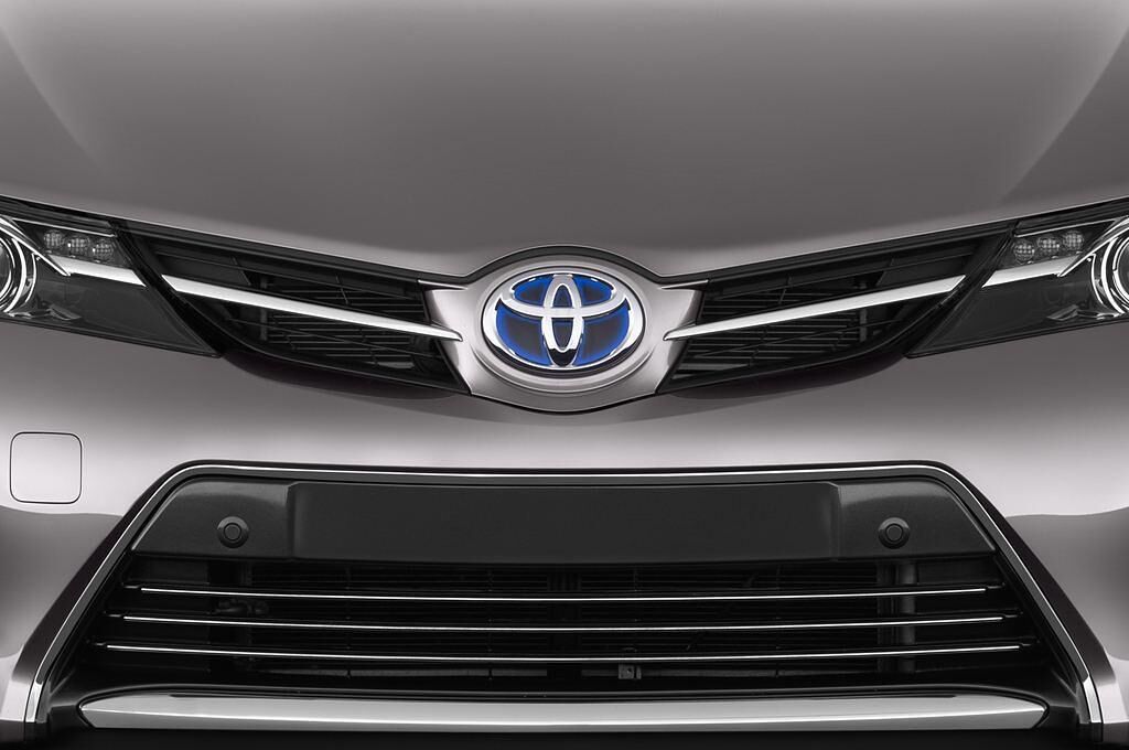 Toyota Auris Hybrid (Baujahr 2013) Executive 5 Türen Kühlergrill und Scheinwerfer
