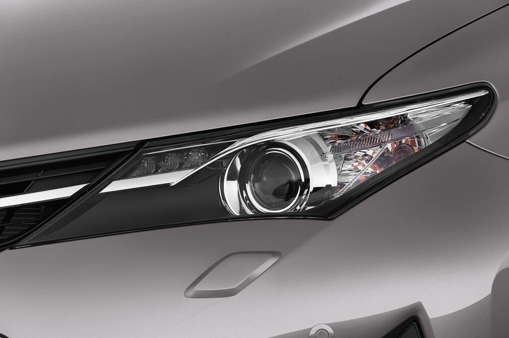Toyota Auris Hybrid (Baujahr 2013) Executive 5 Türen Scheinwerfer