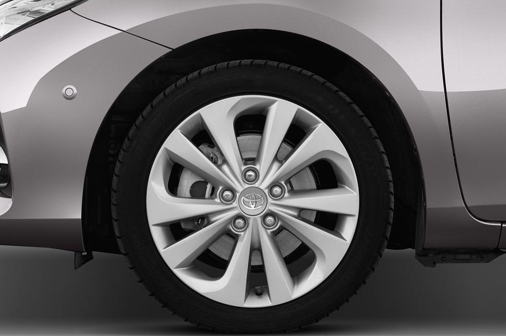 Toyota Auris Hybrid (Baujahr 2013) Executive 5 Türen Reifen und Felge