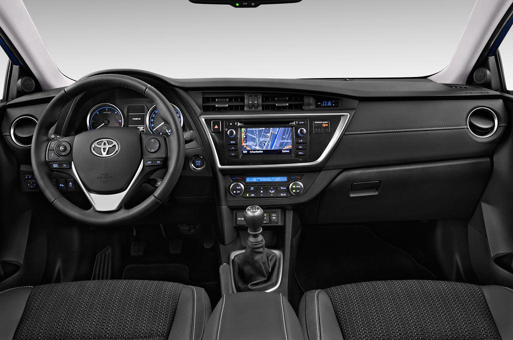 Toyota Auris Touring Sports (Baujahr 2013) Executive 5 Türen Cockpit und Innenraum