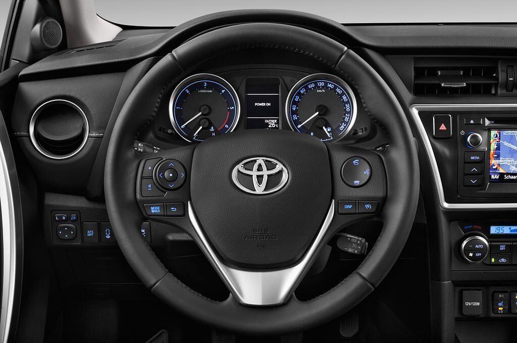 Toyota Auris Touring Sports (Baujahr 2013) Executive 5 Türen Lenkrad