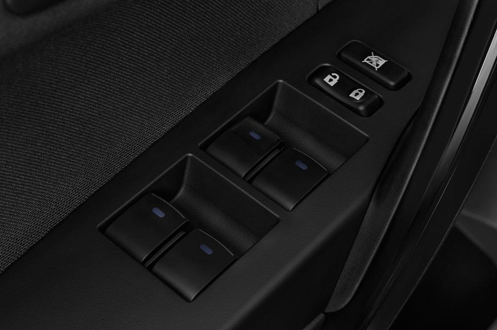 Toyota Auris Touring Sports (Baujahr 2015) Comfort 5 Türen Bedienungselemente Tür