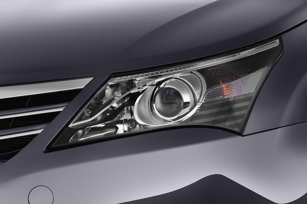 Toyota Avensis (Baujahr 2012) Life 4 Türen Scheinwerfer