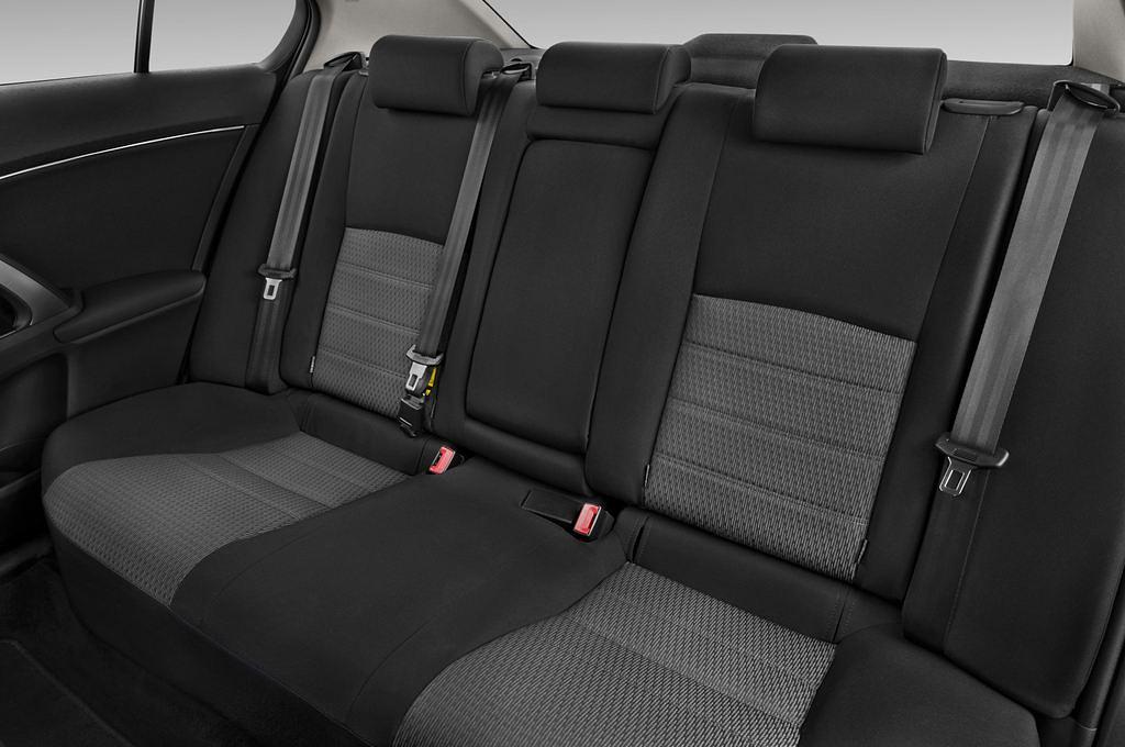 Toyota Avensis (Baujahr 2012) Life 4 Türen Rücksitze