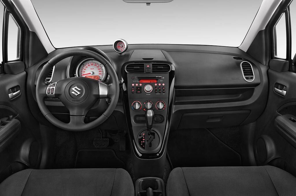 Suzuki Splash (Baujahr 2013) Club 5 Türen Cockpit und Innenraum
