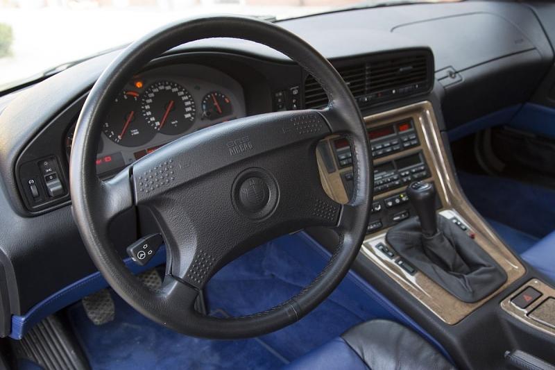 Das Cockpit des BMW 850 CSi war dem Fahrer zugeneigt