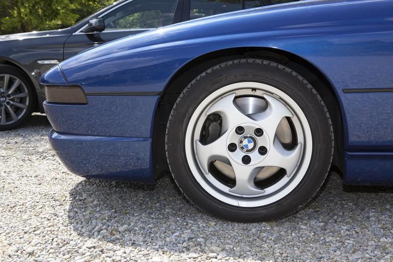 Der BMW 850 CSi steht satt auf der Strasse