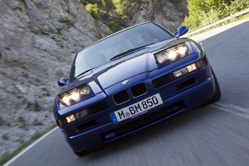 Auch enge Landstraßen meistert der BMW 850 CSi mit Bravour