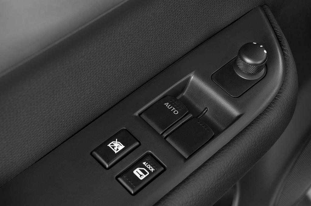 Suzuki Swift (Baujahr 2010) Comfort 5 Türen Bedienungselemente Tür