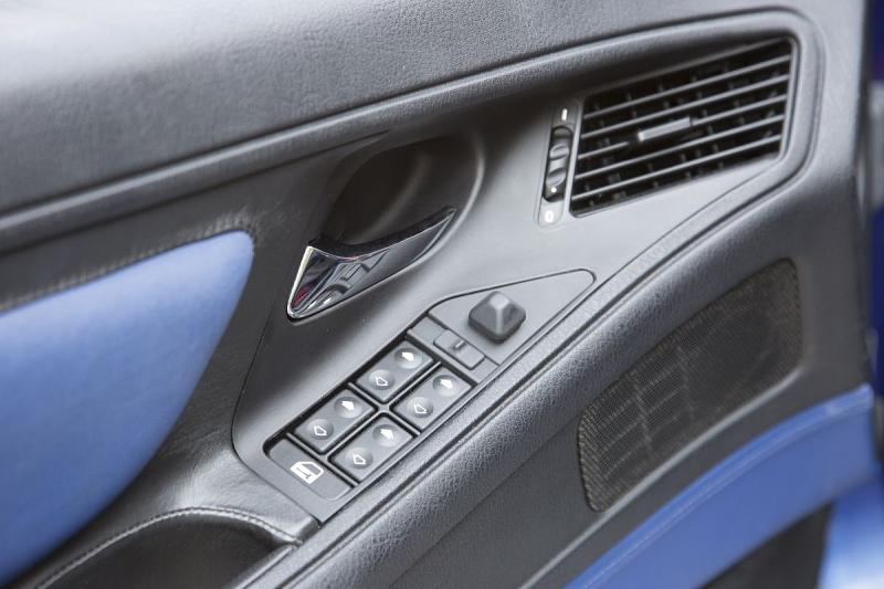 Auch in der Tür gibt es beim BMW 850 CSi eine Konsole