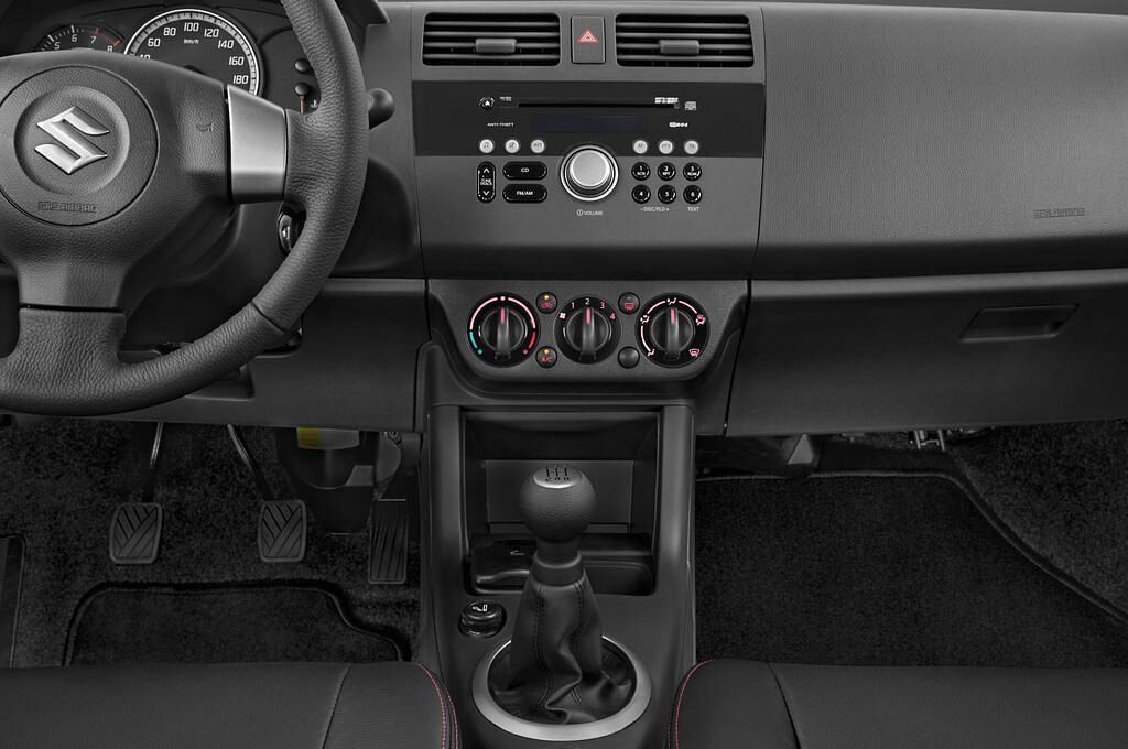 Suzuki Swift (Baujahr 2010) Comfort 5 Türen Mittelkonsole