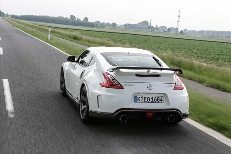 Sein Heck ziert ein gewaltiger Spoiler.