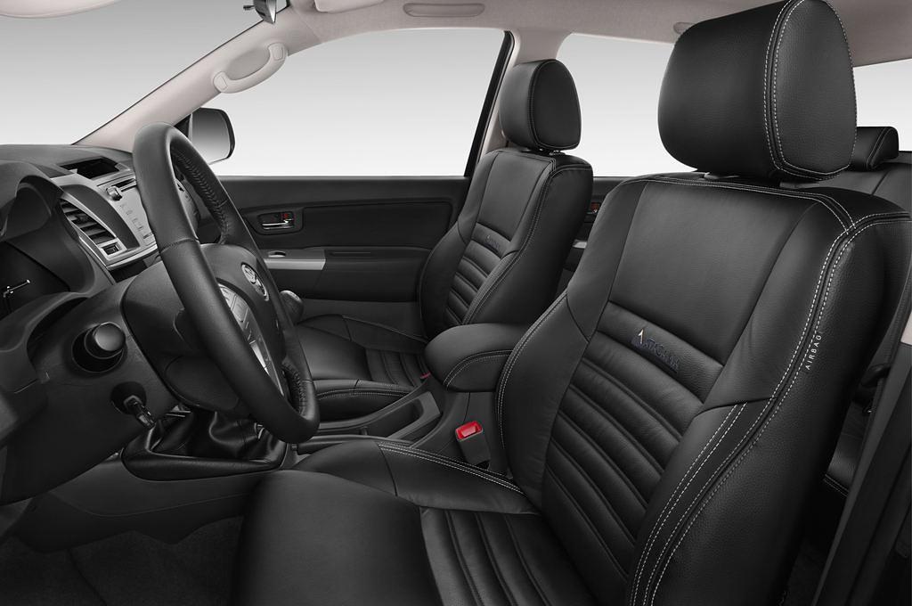 Toyota Hilux (Baujahr 2012) Executive 4 Türen Vordersitze