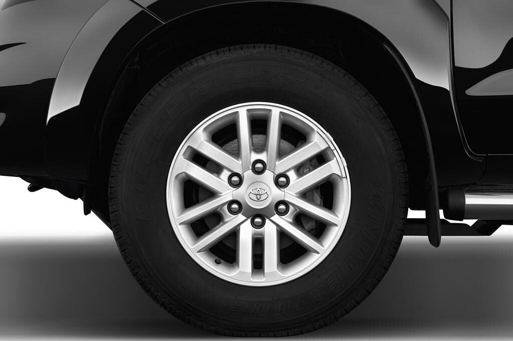 Toyota Hilux (Baujahr 2012) Executive 4 Türen Reifen und Felge