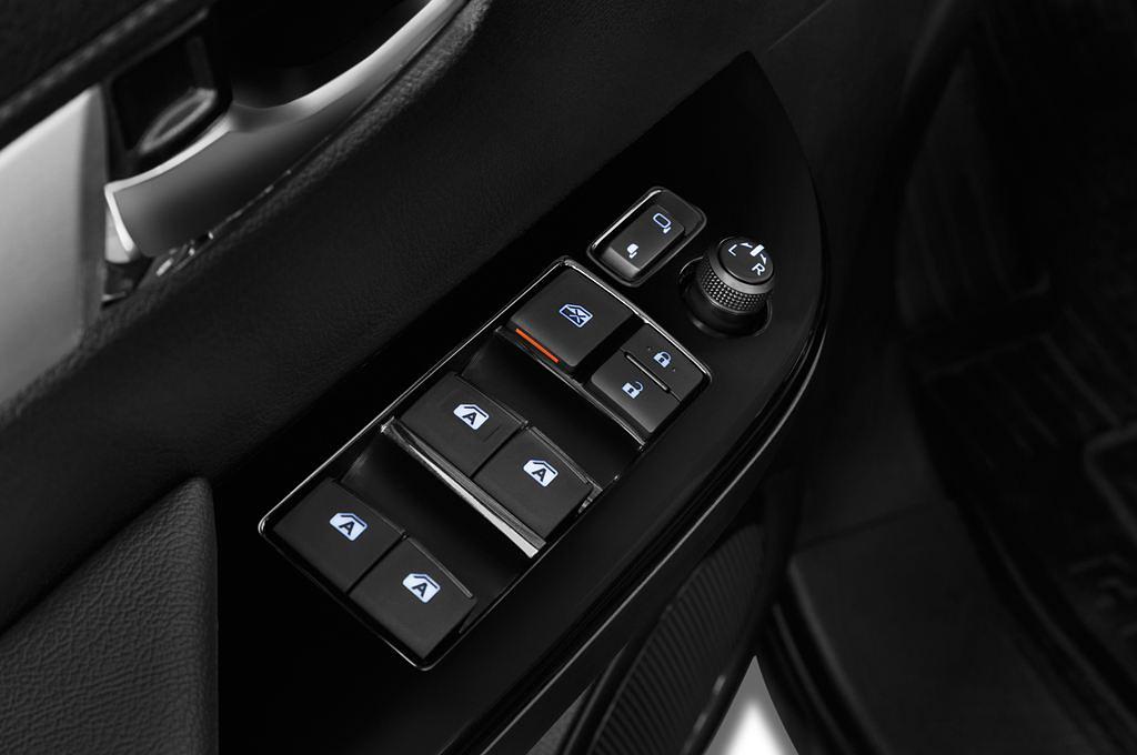 Toyota Hilux (Baujahr 2016) Comfort 4 Türen Bedienungselemente Tür