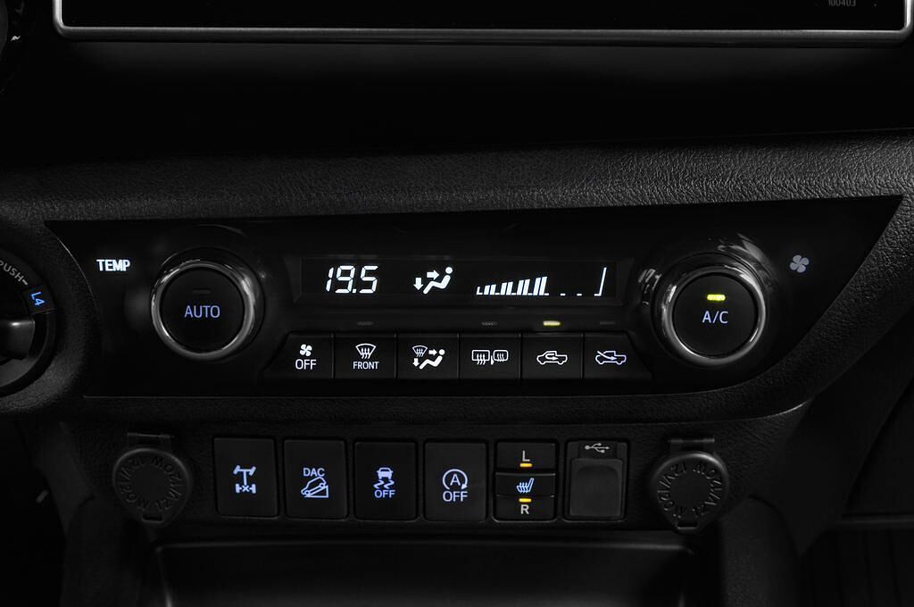 Toyota Hilux (Baujahr 2016) Comfort 4 Türen Temperatur und Klimaanlage