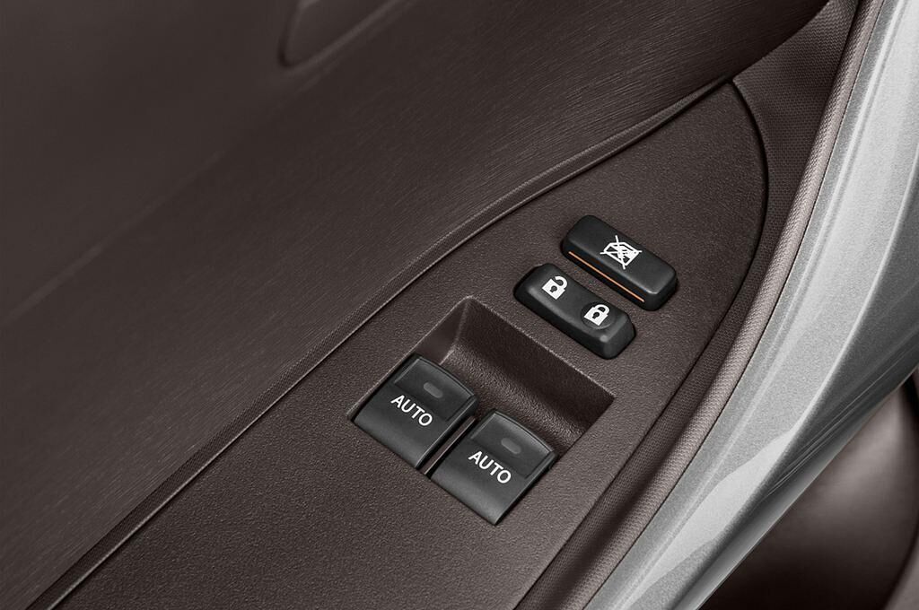 Toyota IQ (Baujahr 2010) + 3 Türen Bedienungselemente Tür