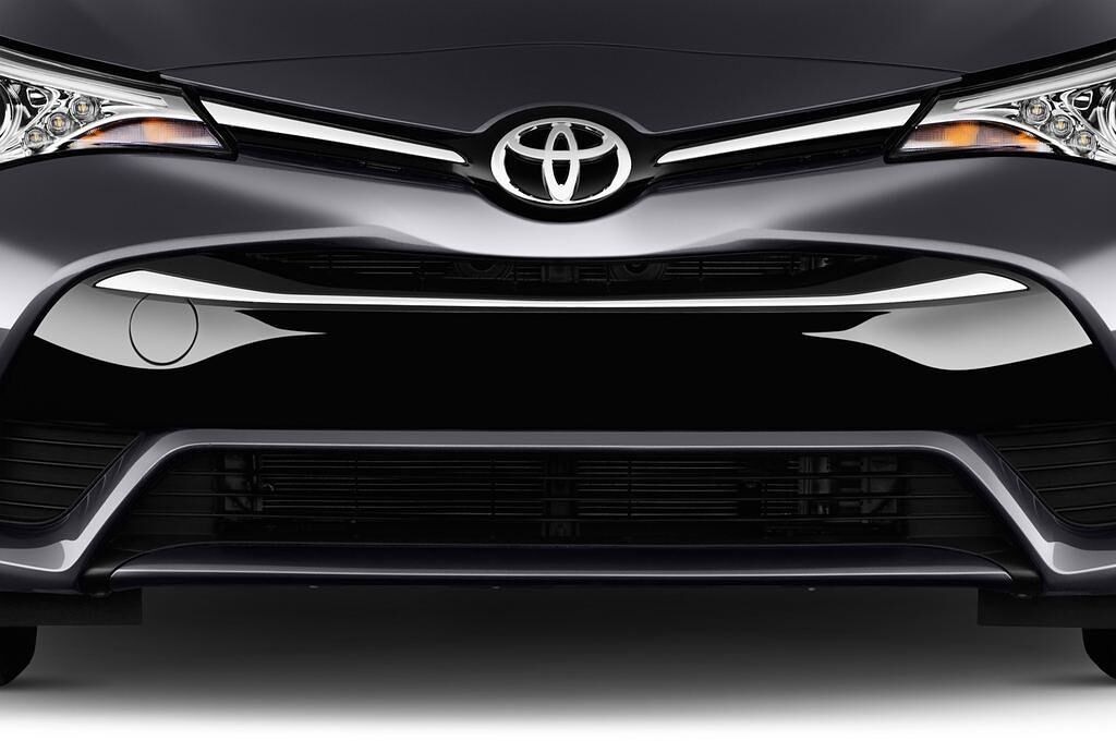Toyota Avensis (Baujahr 2015) - 4 Türen Kühlergrill und Scheinwerfer