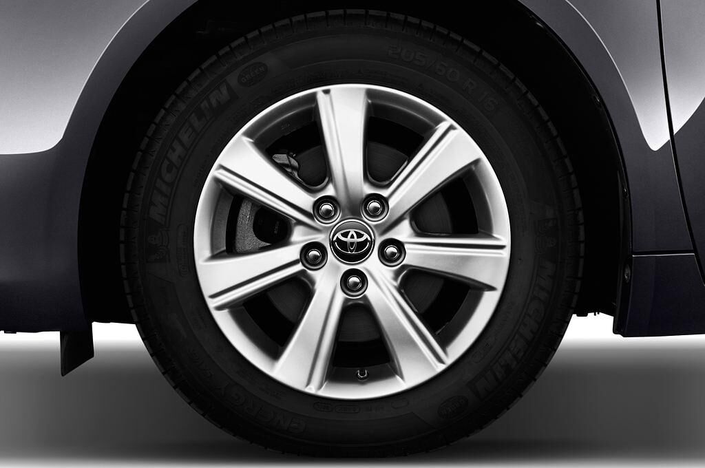 Toyota Avensis (Baujahr 2015) - 4 Türen Reifen und Felge