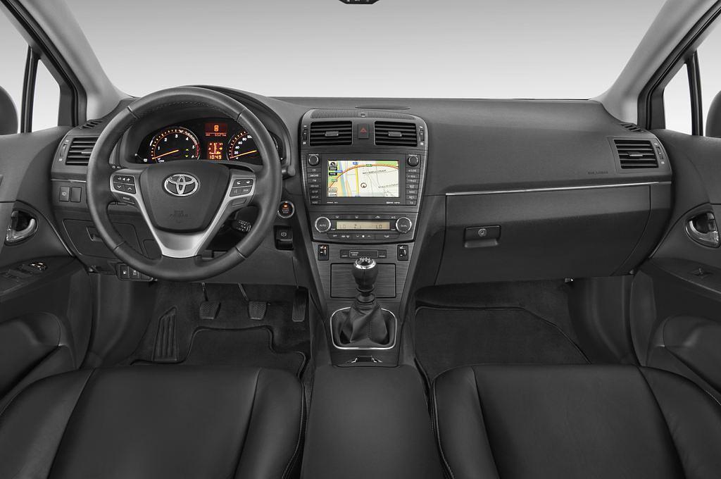 Toyota Avensis (Baujahr 2009) Executive 5 Türen Cockpit und Innenraum