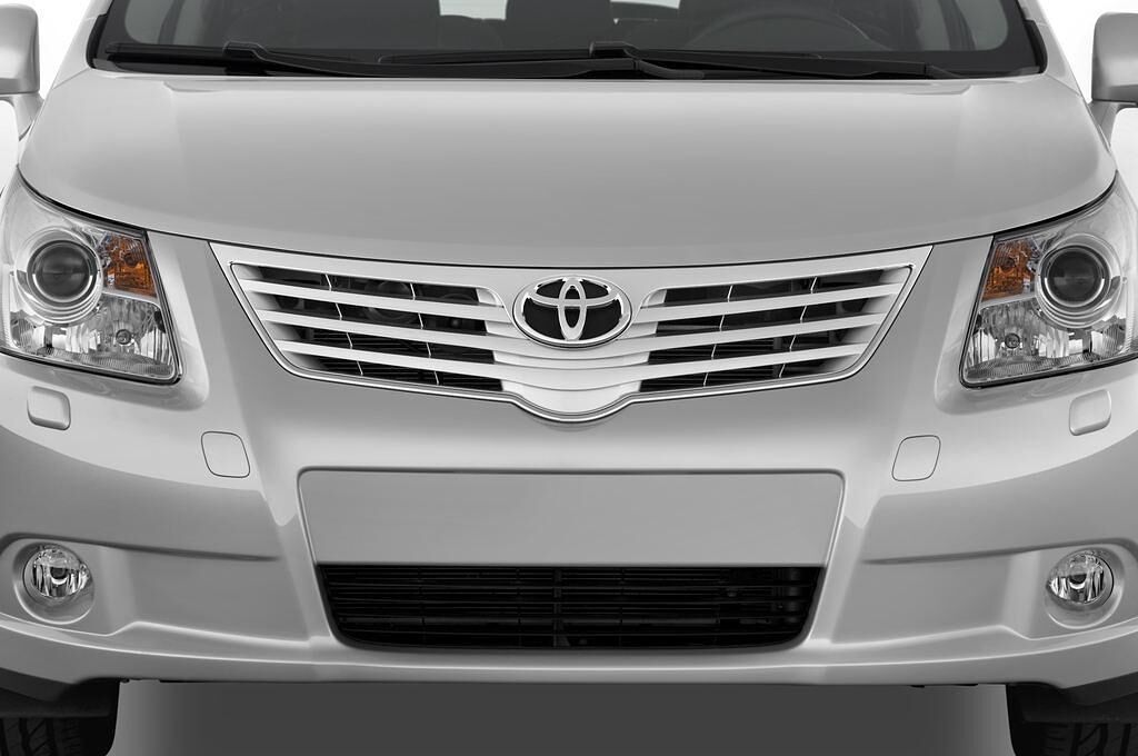 Toyota Avensis (Baujahr 2009) Executive 5 Türen Kühlergrill und Scheinwerfer