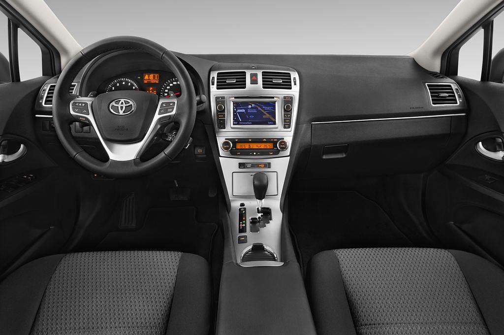 Toyota Avensis (Baujahr 2012) Style 5 Türen Cockpit und Innenraum