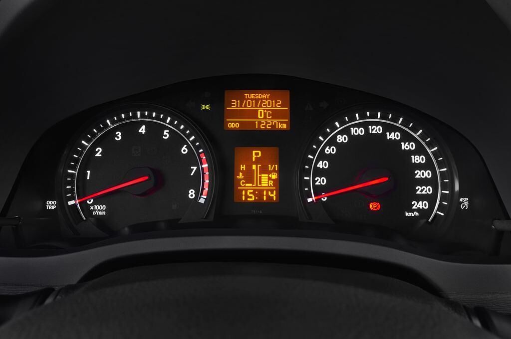 Toyota Avensis (Baujahr 2012) Style 5 Türen Tacho und Fahrerinstrumente