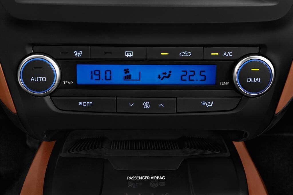 Toyota Avensis (Baujahr 2015) Business Edtion 5 Türen Temperatur und Klimaanlage
