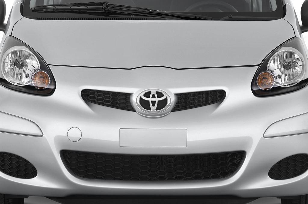 Toyota Aygo (Baujahr 2010) base 3 Türen Kühlergrill und Scheinwerfer