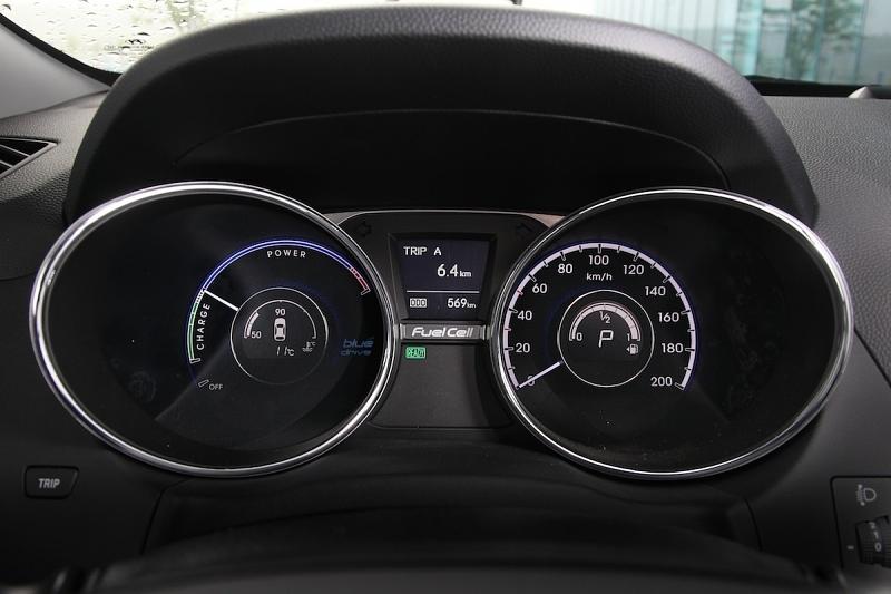 Statt des Drehzahlmessers ist beim Hyundai ix35 Fuel Cell links eine Strom- und Rekuperationsanszeige