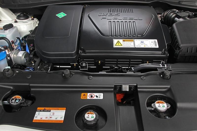 Im \"Motorraum\" des Hyundai ix35 Fuel Cell befindet sich die Brennstoffzelle und darunter die Batterie