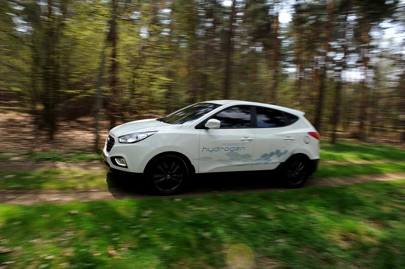 Dank des Drehmonents von 300 Newtonmetern, das von Beginn an bereit steht, schiebt der Hyundai ix35 Fuel Cell leichtfüßig an