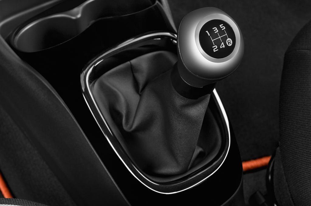 Toyota Aygo (Baujahr 2015) X-Cite 2WD MT 5 Türen Schalthebel