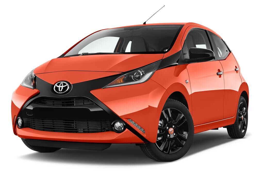 Toyota Aygo (Baujahr 2015) X-Cite 2WD MT 5 Türen seitlich vorne mit Felge