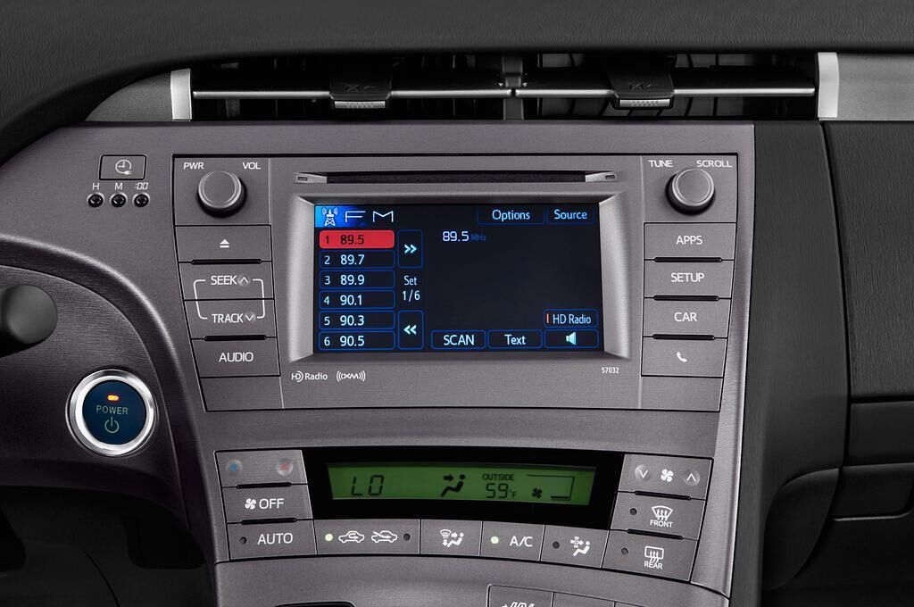 Toyota Prius Plug-In Hybrid (Baujahr 2012) Life 5 Türen Radio und Infotainmentsystem