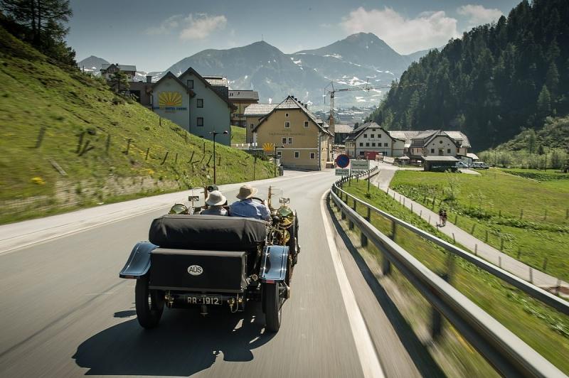 Insgesamt 48 historische Rolls Royce Silver Ghost nehmen an der Neuauflage teil