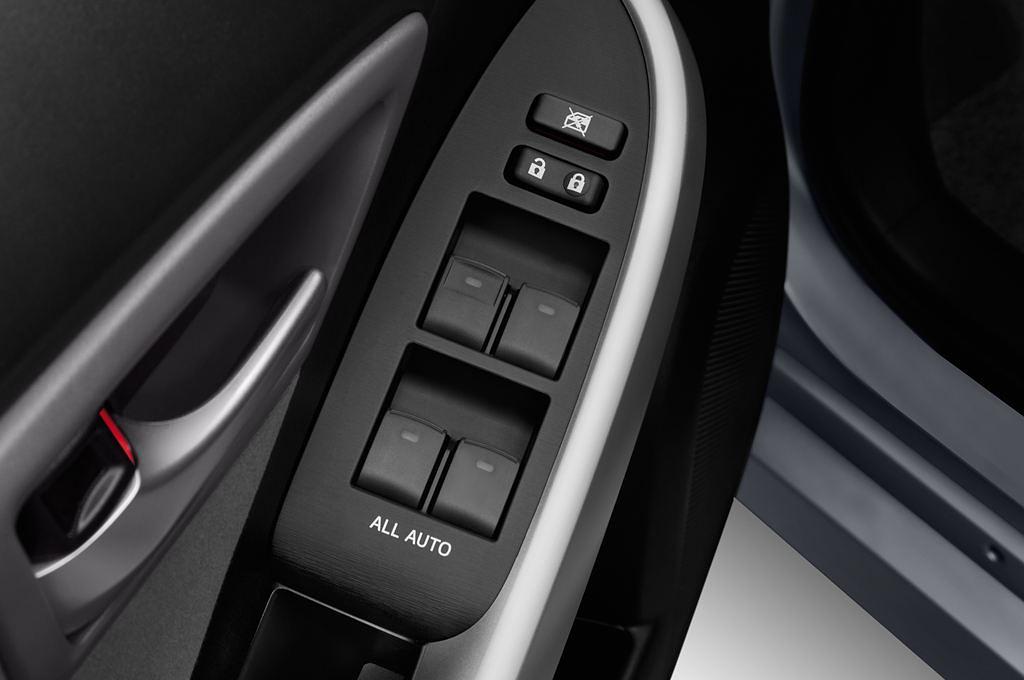 Toyota Prius Plug-In Hybrid (Baujahr 2012) Life 5 Türen Bedienungselemente Tür