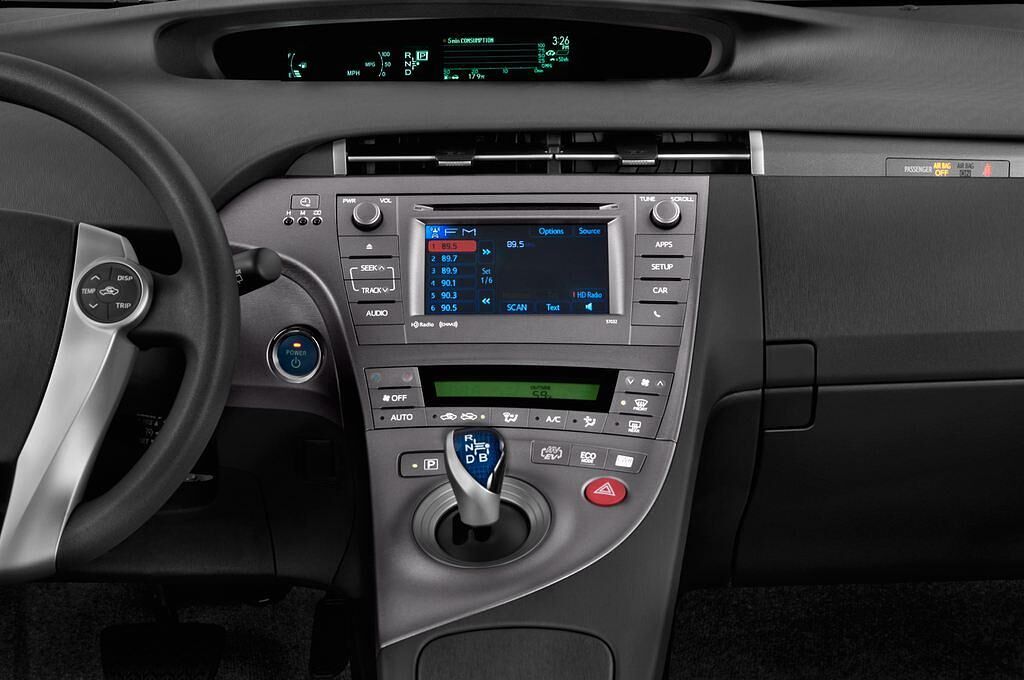 Toyota Prius Plug-In Hybrid (Baujahr 2012) Life 5 Türen Mittelkonsole